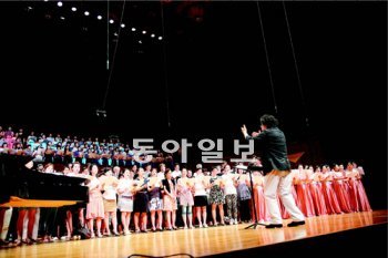 합창페스티벌에 참가한 9개 합창단 300여 단원이 12일 서울 예술의전당 본 공연에 앞선 최종리허설에서 ‘넬라 판타지아’를 함께 부르고 있다. 모티브플래닝 제공