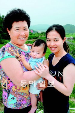 친정어머니와 딸 관계를 맺은 윤춘화 씨(왼쪽)와 타이티투언 씨. 예천=이권효 기자 boriam@donga.com