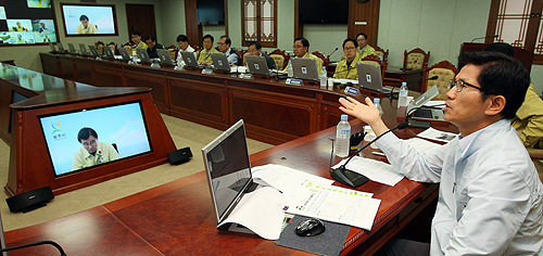 김문수 경기도지사가 집중호우로 큰 피해를 본 포천, 광주 등 도내 20개 시·군 부시장·부군수들과 영상대책회의를 29일 열고, 인명피해 여부에 초점을 맞춰 수해복구작업에 임할 것을 지시했다.