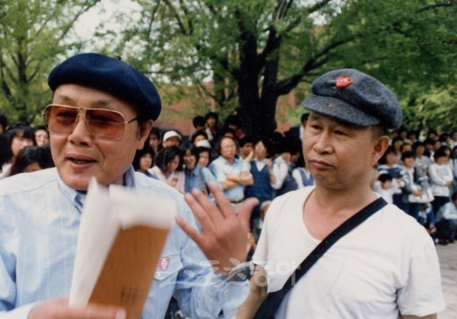 중광의 삶을 다룬 영화 ‘허튼소리’를 촬영 중인 김수용(왼쪽)감독과 중광. 스포츠동아DB