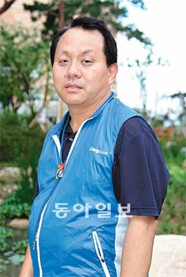 권오후 씨는 수시로 선수촌 현장 곳곳을 다닌다. 선수들이 불편함이 없도록 인력을 잘 배치하기 위해서라고 했다. 대구=장영훈 기자 jang@donga.com