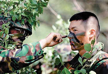해병대에 입대해 백령도에서 근무하고 있는 배우 현빈(오른쪽)이 훈련을 받기 전 얼굴에 위장크림을 바르고 있다. 사진 출처 예스24