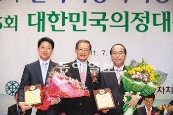 김호서 전북도의회 의장(왼쪽)이 최근 대한민국 의정대상 최고의장상을 수상했다.전북도의회 제공