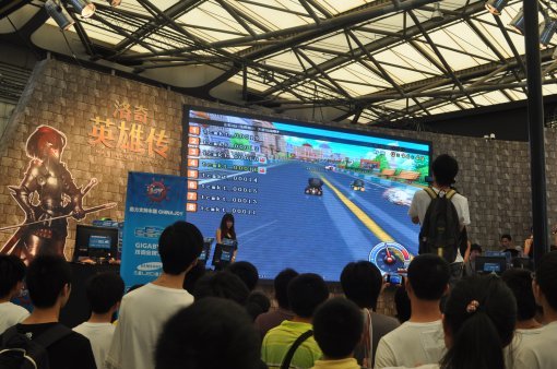 중국 상하이 신국제박람센터에서 열린 ‘차이나조이 2011’ 전시회장을 찾은 중국인 방문객들이 넥슨의 ‘카트라이더’ 게임을 체험하고 있다.
