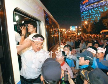 영도 진입 막는 주민들 지난달 30일 부산 영도구 주민들이 부산대교 입구에 버스를 세우는 등의 방법으로 3차 희망버스 참가자들의 영도 진입을 막았다. 부산=원대연 기자 yeon72@donga.com