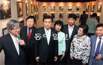 김대중 전 대통령의 부인 이희호 여사(오른쪽에서 두 번째)와 민주당 손학규 대표(가운데), 조배숙 최고위원(오른쪽에서 네 번째), 이석현 의원(오른쪽) 등이 1일 오후 서울 마포구 동교동 김대중도서관에서 열린 ‘김대중 대통령 추모사진전’ 개막식에 참석해 전시된 사진들을 둘러보며 김성재 김대중도서관장의 설명을 듣고 있다. 국회사진기자단