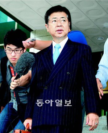 日정무공사 외교부로 초치 가네하라 노부카쓰 주한 일본대사관 정무공사가 2일 외교통상부로 초치돼 일본 정부의 독도영유권 주장을 담은 방위백서 발표에 대한 우리 정부의 항의를 받은 뒤 청사를 나서고 있다. 박영대 기자 sannae@donga.com