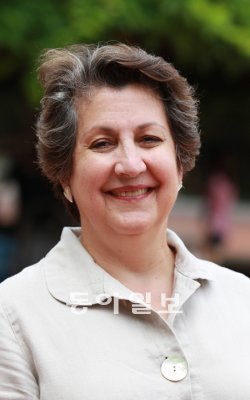 캐스린 웨더스비 미국 존스홉킨스대 국제관계대학원 교수는 북한의 인권 문제에 눈감고 있는 이들에 대해 “남한 군사독재시절에 고생했던 사람들이 북한체제에 대해 동경심을 가졌는데 그 영향인 것 같다”고 지적했다. 장승윤 기자 tomato99@donga.com