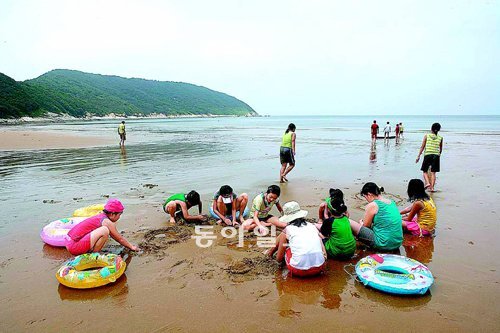 인천 옹진군 대청도 지두리 해변에서 어린이들이 모래를 가지고 노는 모습. 대청도에는 부드러운 모래가 깔린 해수욕장이 많다. 옹진군 제공
