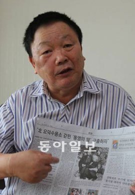 ‘통영의 딸’ 신숙자 씨의 남편 오길남 박사가 서울 성동구 성수동에서 본보 기사를 가리키며 애달픈 사연을 털어 놓고 있다. 이종승 기자 urisesang@donga.com