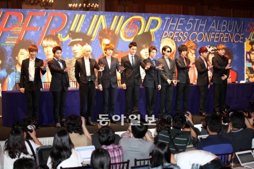 슈퍼주니어는 4일 정규 5집 앨범 발매 기자회견에서 월드투어를 준비한다고 밝혔다.이날 해외 기자 70여 명을 포함해 250여 명의 취재진이 몰렸다. SM엔터테인먼트 제공