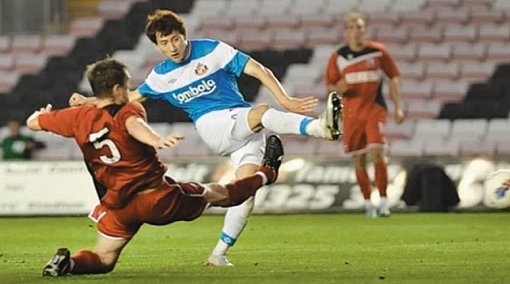 4일(한국시간) 잉글랜드 달링턴에서 열린 5부 리그 팀 달링턴FC와의 평가전에서 잉글랜드 진출 6경기만에 첫 골을 터뜨린 지동원이 상대 수비수를 제치고 슛을 시도하고 있다.사진｜선덜랜드 구단 홈페이지 캡처