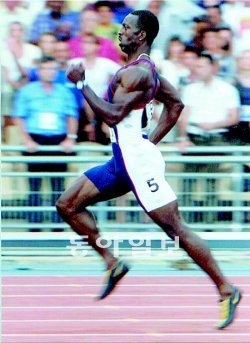 1999년 세비야 세계육상선수권대회에 출전한 마이클 존슨. 그가 이 대회 400m에서 세운 43초18의 세계기록은 12년째 깨지지 않고 있다. 동아일보DB