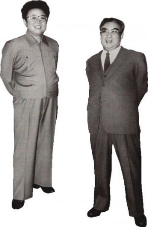 남북정상회담을 놓고 아버지 김일성(오른쪽)과 갈등했던 김정일(왼쪽)의 콤플렉스를 이용하면 통일의 물꼬를 틀 수 있다.