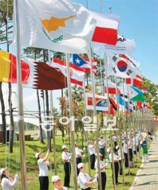 대구세계육상선수권대회 자원봉사단원들이 선수촌에서 국제육상경기연맹 회원 국기를 게양하고 있다. 대구시 제공
