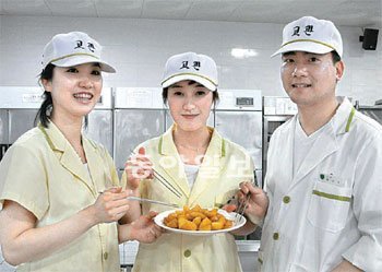 육군의 조리교관 정영미 이정은 황금석 씨(왼쪽부터)가 조리병 교육생이 만든 요리의 맛을 평가하고 있다. 국방부 제공