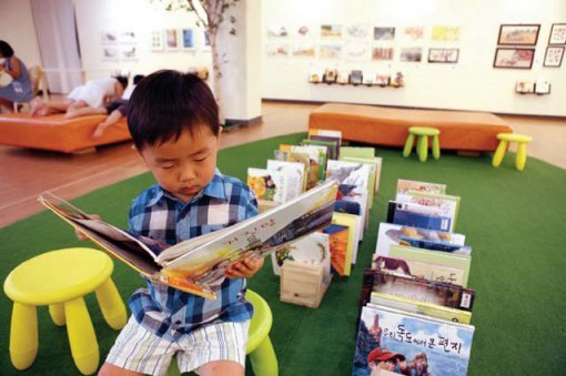 어린이도서관에는 다양한 주제의 전시회를 여는 ‘전시실’도 있다.