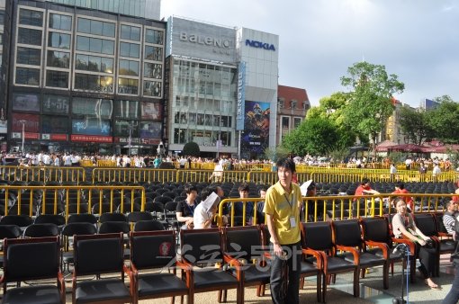 태풍의 영향으로 6일 중국 상하이 세기광장에서 열릴 예정이었던 신한은행 ‘스타크래프트’ 프로리그 결승전이 취소된 가운데 많은 중국 팬들이 펜스 바깥을 메우고 한국 선수들을 기다리고 있다. 상하이｜김명근 기자 (트위터 @kimyke76) dionys@donga.com