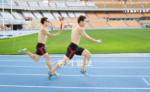 한국 육상 단거리대표팀의 여호수아(왼쪽)가 6일대구스타디움에서 열린 남자 400m 계주 리허설때 2번 주자 조규원에게 바통을 건네고 있다.대구=변영욱 기자 cut@donga.com
