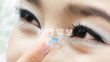콘택트렌즈를 구입하기 전에 안과에서 검사를 받고 눈 상태를 확인하는 것이 좋다. 동아일보DB