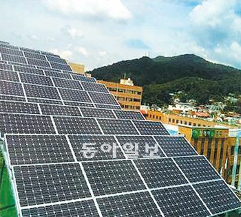 충북도는 서관 옥상에 468m겂(약 142평) 규모의 태양광 발전시설을 만들어 4일부터 가동하고 있다. 충북도 제공