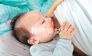 모유수유 사진전에서 대상을 받은 이선정 씨 가족의 ‘엄마 품에 안기면 잠이 와요’. 효성병원 제공
