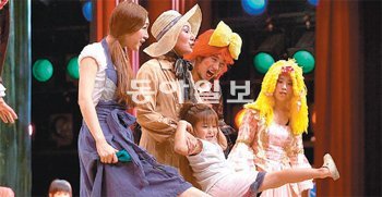 서울시의 ‘사랑의 문화나눔’ 사업의 하나로 지난달 25일 서울 동작구 동작문화복지센
터에서 공연된 연극 ‘아주 조금 다른 신데렐라 이야기’의 한 장면. 서울시 제공