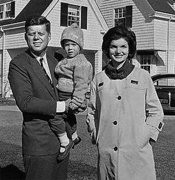 생전의 존 F 케네디 전 미국 대통령과 아내 재클린 여사. 안겨 있는 아이가 딸 캐럴라인이다. 사진 출처 데일리메일
