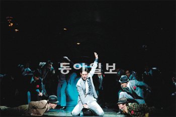 뮤지컬 ’아가씨와 건달들’에서 최고의 도박꾼 스카이(김무열·가운데)가 곤경에 처한 선교사 사라를 돕기 위해 ’행운의 여신이여, 나에게 깃들라’라는 뜻의 ‘럭 비 어 레이디’를 부르며 다른 도박사들과 건곤일척의 주사위게임을 펼치는 하이라이트 장면. 이 장면의 남성 군무가 일품이다. CJ E&M 제공