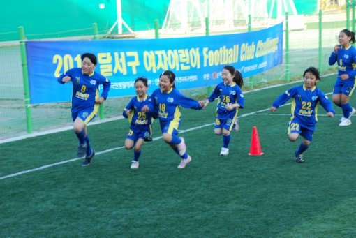 여자 축구붐에 힘입어 여자어린이 축구꿈나무를 위한 챌린지대회가 10일까지 열린다. 여자어린이축구클럽 초등학생들이 그라운드를 달리며 즐거워하고 있다. 사진제공｜국민생활체육회