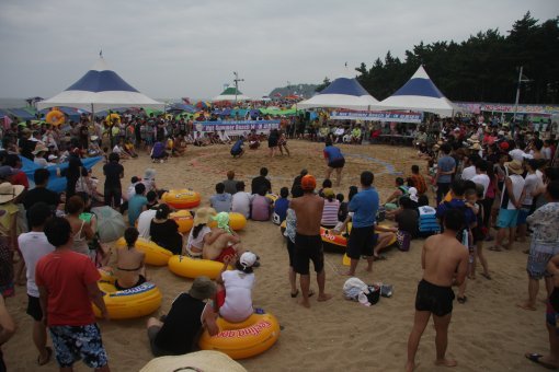 전국씨름연합회가 개최하는 핫섬머비치대회가 해를 거듭할수록 뜨거운 인기몰이를 하고 있다. 사진은 씨름경기장을 에워싼 피서객들이 씨름경기를 관전하고 있는 모습. 사진제공｜전국씨름연합회