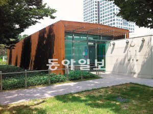 대전시청 어린이놀이터에 있는 화장실. 4억 원을 들여 지었으나 이용객이 적어 예산낭비라는 지적이 일고 있다. 이기진 기자 doyoce@donga.com