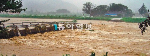 9일 오후 5시 반경 전북 정읍시 칠보면 시산리 시산교가 폭우로 유실됐다. 이날 정읍에는 1969년 정읍기상대가 기상 관측을 시작한 이래 최고 강수량인 하루 420mm의 비가 내리는 등 호남 지역에 폭우가 쏟아졌다. 전북 부안군 동진강 유역에는 호우경보가 발효돼 인근 주민 105가구 216명이 대피하고 정읍시 정읍역∼천원역 호남선 하행선 440m가 폭우에 유실되는 등 피해가 잇따랐다. 정읍시 칠보면 제공