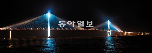 10일 야간입체조명을 점등하는 인천대교가 아름다운 자태를 뽐내고 있다. 7일 밤 시험 운영한 인천대교의 야경. 인천경제청 제공