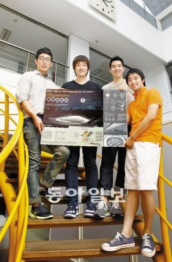 국제대학생건축공모전에서 대상을 차지한 영남대 건축학부 박중하 씨(왼쪽) 등 PH4 스튜디오팀. 영남대 제공
