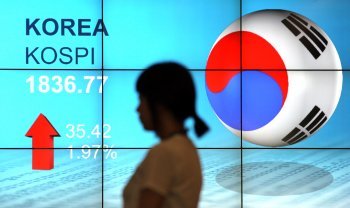 미국 연방준비제도(Fed)가 2년 동안 초저금리를 유지할 것이라는 소식에 10일 코스피 지수가 76.05포인트(4.22%) 급등한 1,877.40으로 출발했으나 상승세를 타지 못하고 다소 줄어드는 모습을 보였다. 
    (서울=연합뉴스)