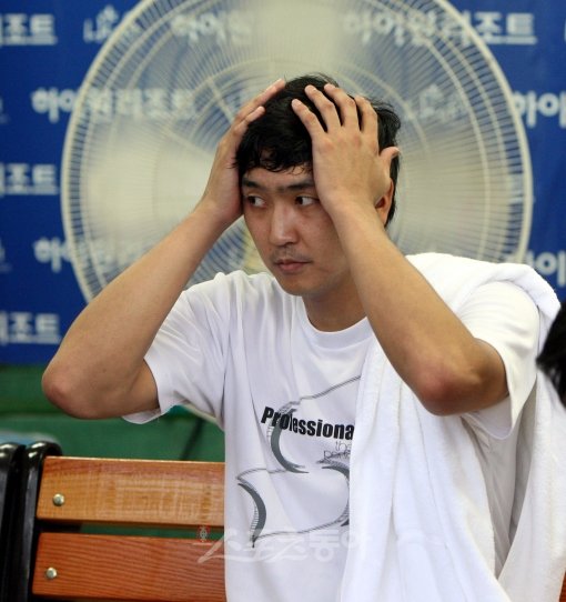 LG에서 당한 17연패, 그리고 넥센 유니폼을 입고 첫 등판에서 패배. 18연패를 당하는 동안 심수창은 그라운드를 떠날까 고민했을
 정도로 고심이 컸다고 밝혔다. 사직｜박화용 기자 inphoto@donga.com 트위터 @seven7sola