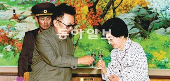 2000년 6월 15일 평양에서 열린 남북정상회담 대표단 환송 오찬에서 김정일 북한 국방위원장(왼쪽)이 이희호 여사에게 건배를 제의하자 이 여사가 화답하고 있다. 동아일보DB