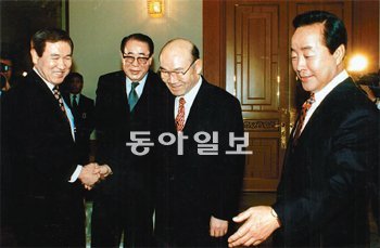1994년 1월 당시 김영삼 대통령(오른쪽)의 초청으로 청와대를 방문한 노태우 전 대통령(왼쪽). 노 전 대통령과 전두환 전 대통령(오른쪽에서 두 번째) 사이에 최규하 전 대통령이 서 있다. 동아일보DB