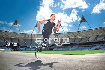 달리는 피스토리우스 ‘블레이드 러너’ 오스카 피스토리우스가 내년에 뛰게 될 런던 올림픽스타디움을 달리고 있다. 그는 5월 영국 맨체스터에서 열린 장애인대회 때 이곳에 들렀다. 오스카 피스토리우스 제공