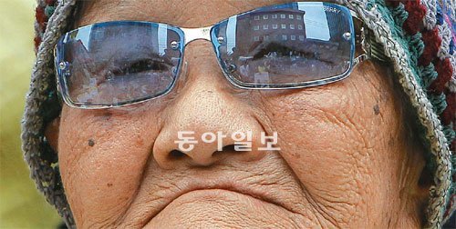 “조국은 날 기억할까…” 광복절을 앞두고 20년 만에 고국을 찾은 일본군 위안부 피해자 노수복 할머니가 10일 오후 열린 위안부 할머니들의 ‘정기 수요시위’에 참가했다. 주한 일본대사관 건물이 노 할머니의 안경 렌즈에 비친다. 원대연 기자 yeon72@donga.com