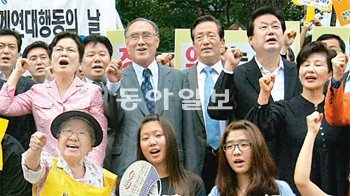 10일 서울 종로구 중학동 주한 일본대사관 앞에서 열린 한국정신대문제대책협의회의 수
요시위에서 참가자들이 구호를 외치고 있다. 가운뎃줄 왼쪽부터 최영희 국회 여성가족위원장과 이홍구 전 국무총리, 한나라당 정몽준 전 대표. 원대연 기자 yeon72@donga.com