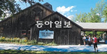 한국 LDP무용단이 무대에 섰던 ‘제이 컵스 필로’의 메인극장 테드숀 시어터. 1942년에 지어진 미국 최초의 무용 전용 공연장이다. 농장가옥과 비슷한 외관은 주변 환경과 조화를 이뤄야 한다고 생각한 건축디자이너 조지프 프란츠의 의도였다. LDP무용단 제공