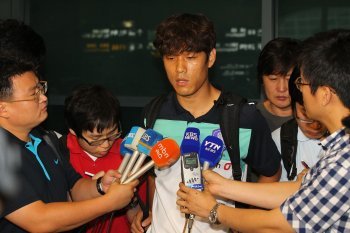 지난 10일 일본대표팀과의 경기를 치르고 귀국한 축구 국가대표팀 주장 박주영이 11일 오후 인천공항 입국장에서 인터뷰를 하고 있다.(영종도=연합뉴스)