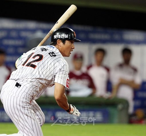 11일 저녁 부산 사직야구장에서 열린 롯데와 넥센의 프로야구 경기에서 롯데 김주찬이 8회말 1사 만루때 역전 적시타를 치고 있다. 사직ㅣ박화용 기자 inphoto@donga.com 트위터 @seven7sola