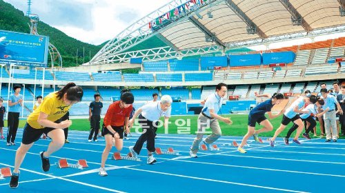 MB, 육상 꿈나무들과 스타트 ‘2011 대구 세계육상선수권대회’ 개막을 16일 앞둔 11일 대회 준비상황을 점검하기 위해 대구스타디움을 방문한 이명박 대통령(가운데)이 트랙에서 훈련하던 육상 꿈나무들과 함께 달리기를 하고 있다. 이 대통령은 이날 “대구 육상대회는 성공할 것으로 확신한다”고 강조했다. 대구=청와대사진기자단