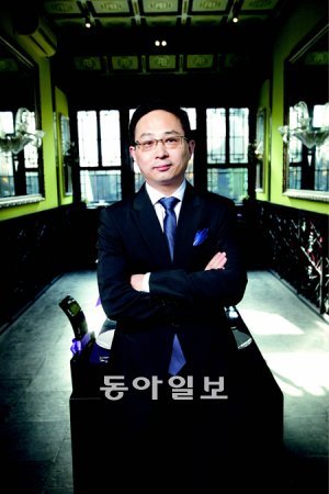 2008년 글로벌 금융위기를 예측해 화제를 모았던 ‘화폐 전쟁’의 저자 쑹훙빙 환추 재경연구원 원장. 그는 10일 동아일보와의 전화인터뷰에서 “앞으로 한국도 미국이나 동아시아와의 동맹 중 하나를 선택해야 하는 기로에 설 것”이라고 전망했다. 쑹훙빙 원장 제공