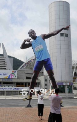 “볼트 빨리 보고 싶어요” 8일 대구스타디움 매표소 앞에 등장한 육상 선수 우사인 볼트의 대형 조형물 앞에서 시민이 사진을 찍고 있다. 볼트의 참가가 유력시되는 남자 100m 결선이 열릴 예정인 29일 밤에는 육상 열기가 최고조에 이를 것으로 전망된다. 매일신문 제공