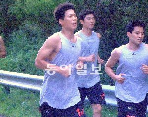 강원 태백에서 전지훈련 중인 프로농구 KT 선수들이 체력 강화를 위해 함백산 산길을 뛰고 있다. KT 제공