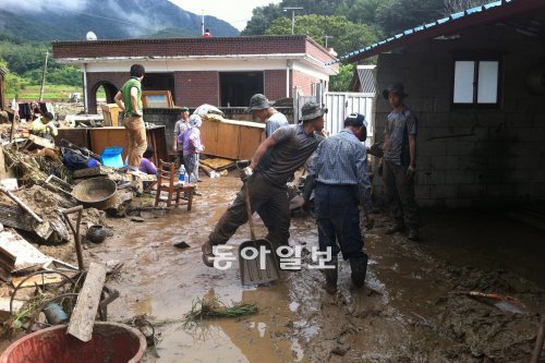 물폭탄이 쏟아진 정읍의 한 농가에서 군인들이 복구 작업을 벌이고 있다.